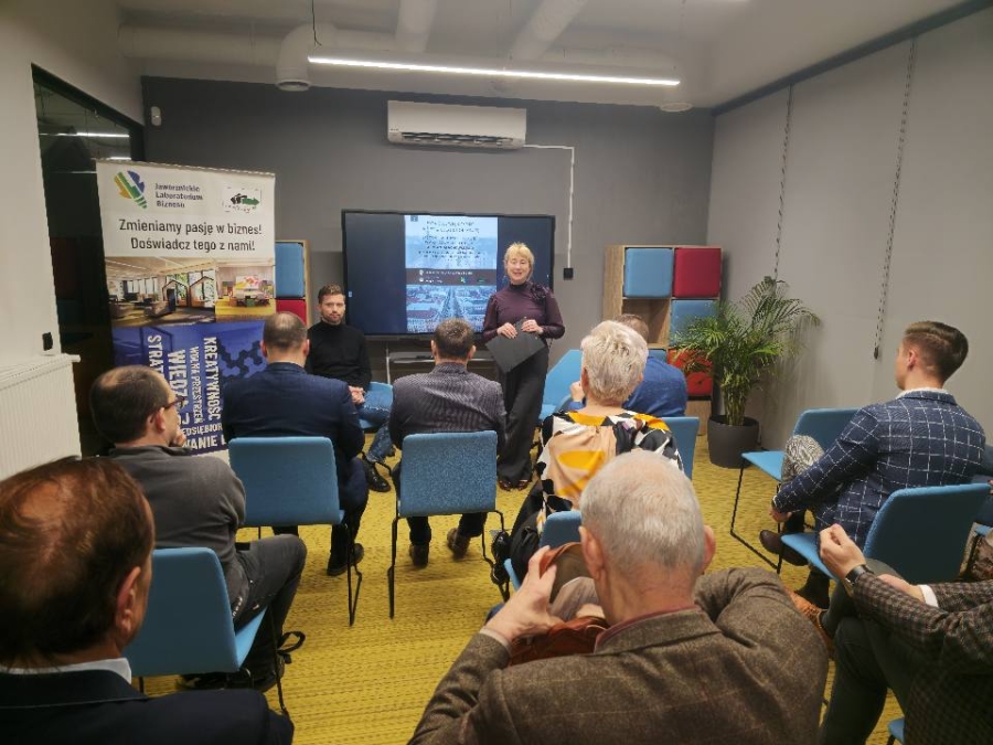 Spotkanie autorskie z dr. Karolem Wałachowskim pn. "Poza największymi - Polska średnich miast"