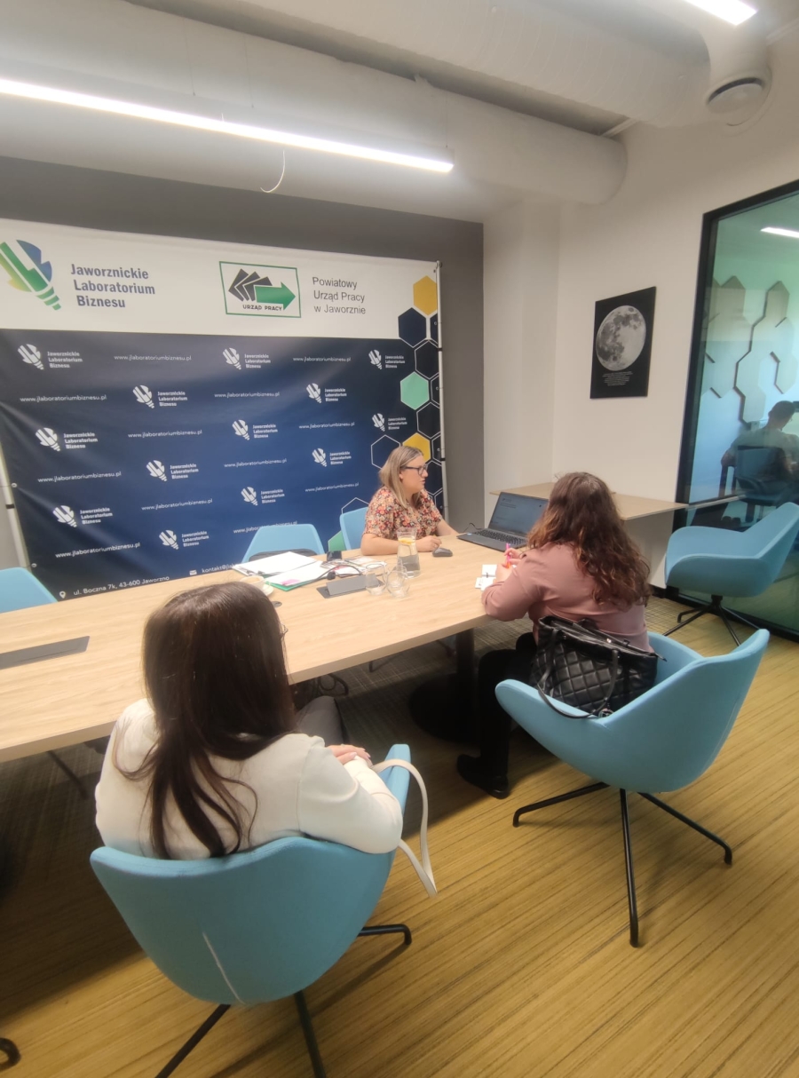 Fotorelacja 20 maja 2026 r. Spotkanie informacyjne dot. dofinansowań na szkolenia, kursy i studia podyplomowe dla osób dorosłych w zakresie m.in.: zielonych kompetencji oraz podnoszenia kwalifikacji zawodowych